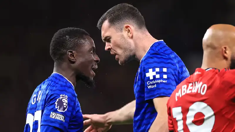 gueye rood slaan teamgenoot